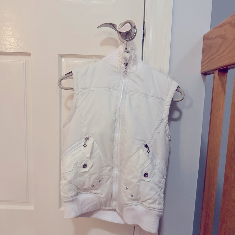 Women’s white vest with faux lined, detachable hood!